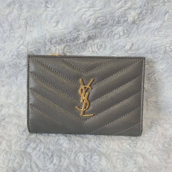 YSL Saint Laurent Grey Chevron Pebbled Bi-Fold Wallet - Picture 2 of 15